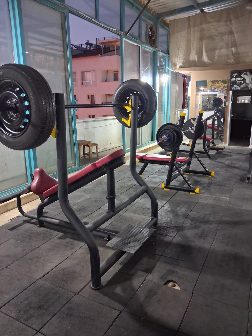 Bench press ekipmanı