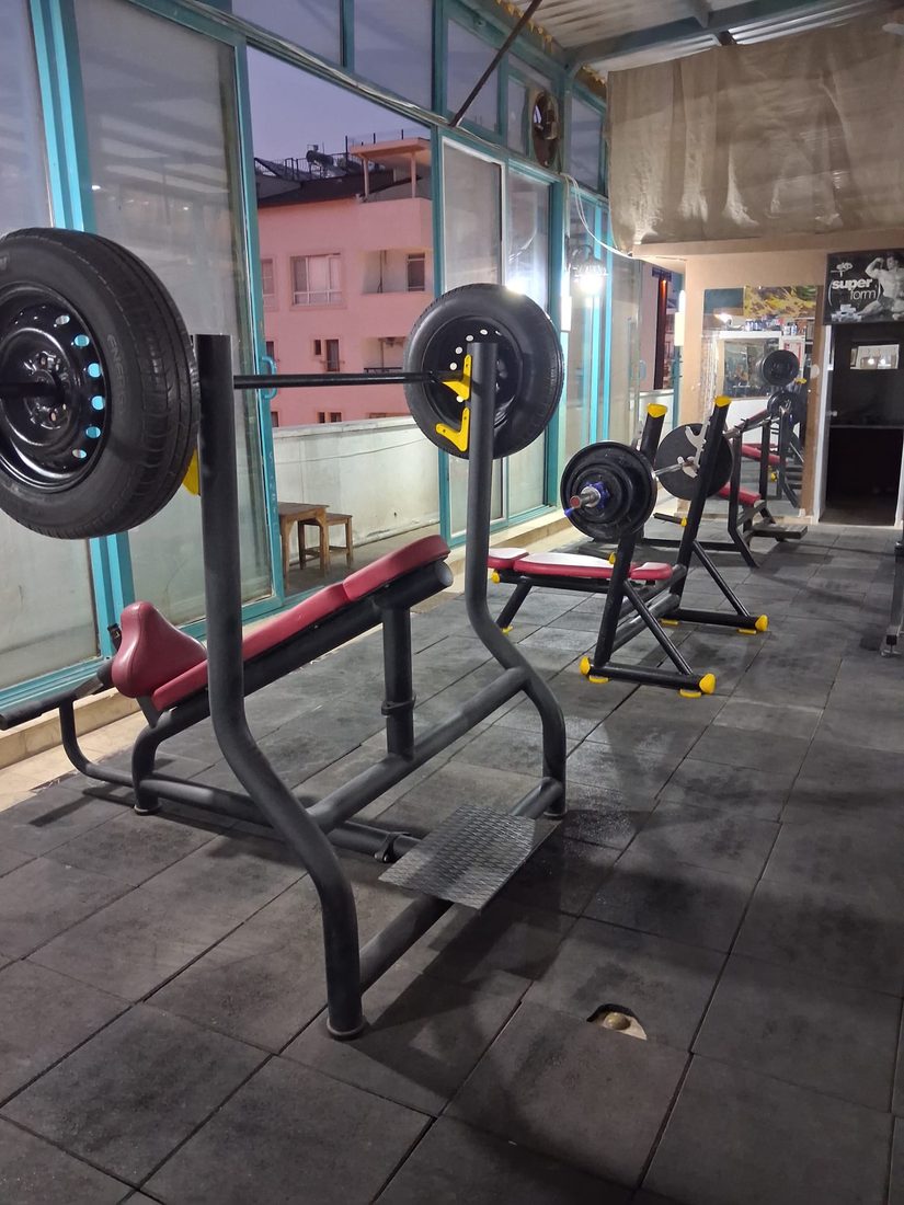 Bench press istasyonu
